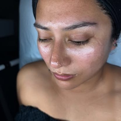 Full, brushed-up brows after a lamination and shaping service